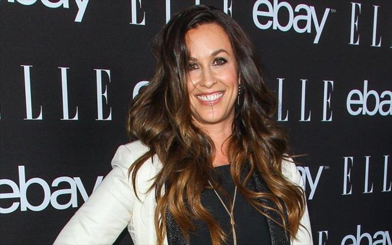 eksi-xronia-fulaki-ston-proin-manatzer-tis-alanis-morissette