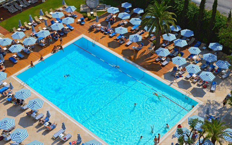 i-pisina-tou-hilton-anoikse-simainontas-kai-episima-to-megalo-elliniko-kalokairi-stin-poli