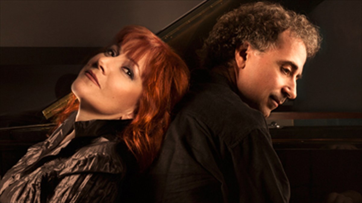 ellinika-ki-agglofona-erotika-tragoudia-ston-kipo