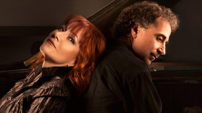 ellinika-ki-agglofona-erotika-tragoudia-ston-kipo