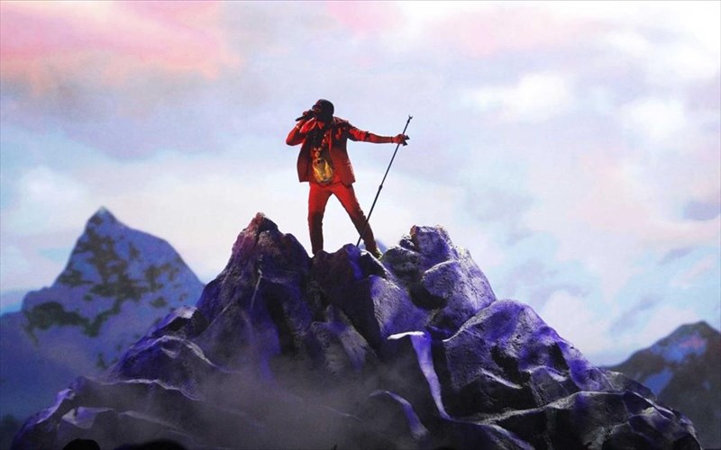 stin-korufi-enos-bounou-etoimazei-to-neo-tou-almpoum-o-kanye-west-kanye-west
