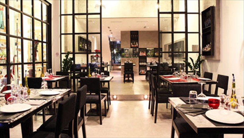 to-mesogeiako-mimaya-fernei-ti-thalassini-aura-sta-piata-tou