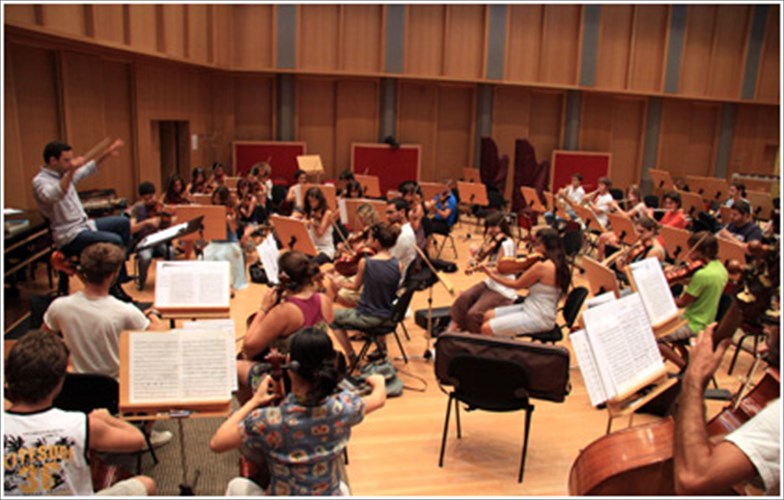 h-ellinotourkiki-orxistra-neon-sto-mouseio-akropolis