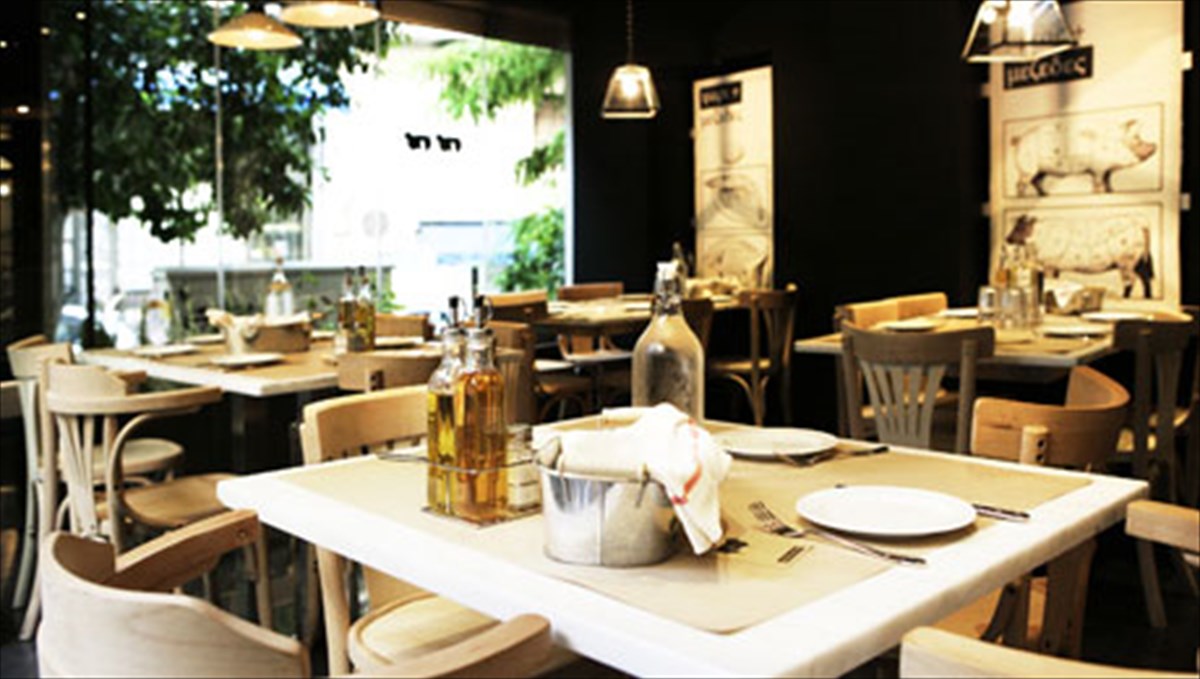 mauro-probato-mezedes-kai-ellinika-piata-se-atmosfaira-me-sugxroni-diathesi