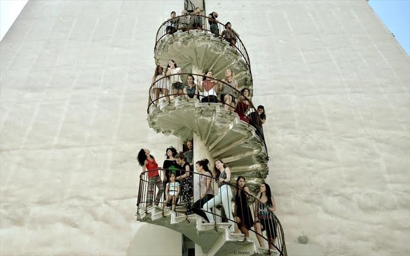 mousiki-gia-ton-neo-kosmo-i-athinaiki-geitonia-os-afetiria-mias-aprobleptis-mousikis-diadromis