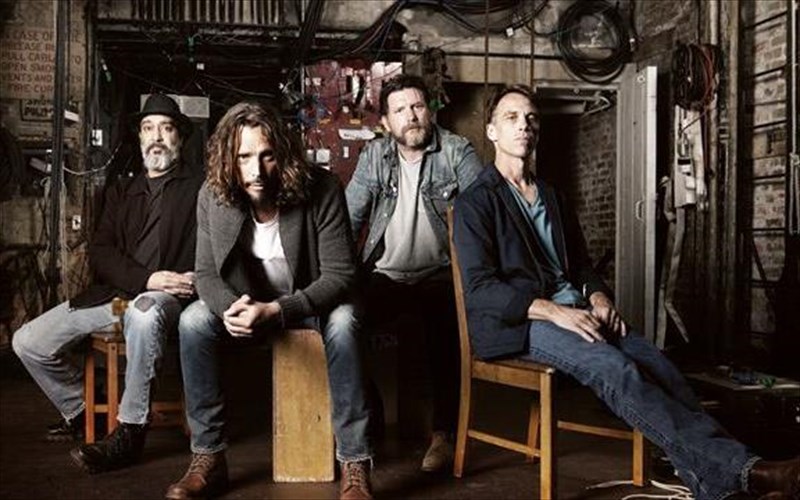 oi-soundgarden-douleuan-pano-se-neo-disko-prin-ton-thanato-tou-chris-cornell