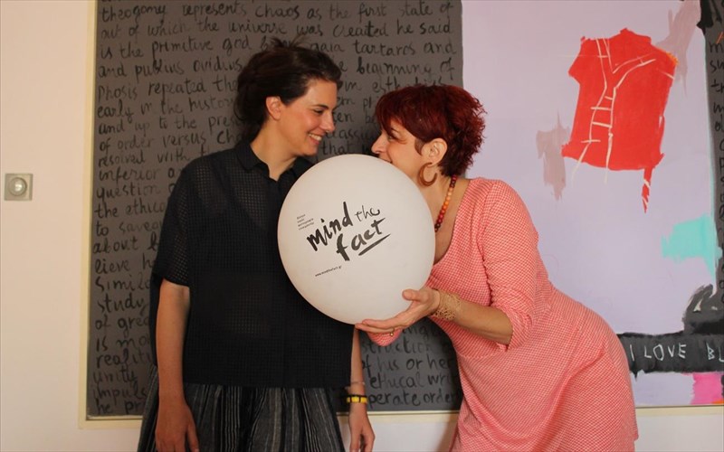 to-mind-the-fact-erxetai-gia-na-strepsei-to-blemma-ston-allon