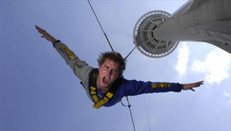 ta-pio-psila-simeia-gia-bungee-jumping-ston-kosmo