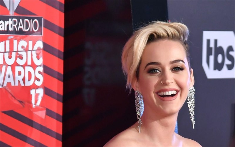 i-katy-perry-apanta-stis-fimes-gia-to-swish-swish