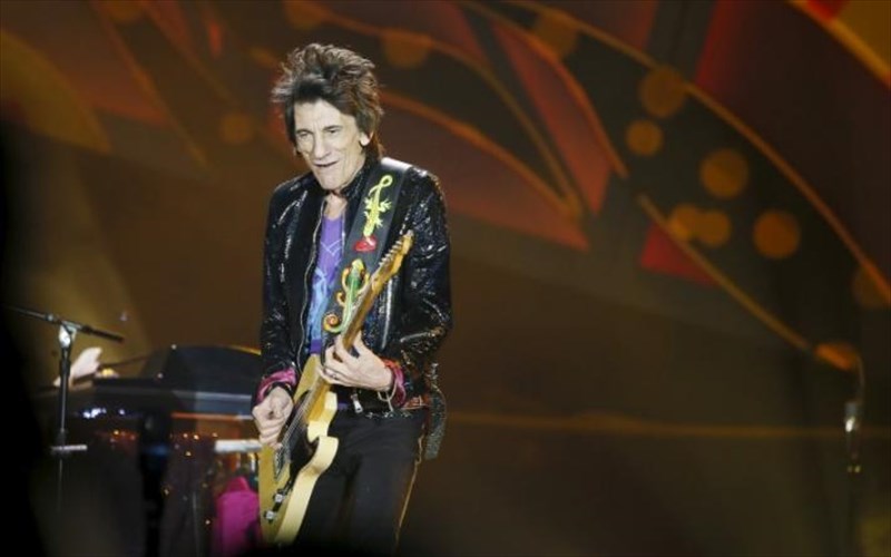 stin-anarrosi-o-ronnie-wood-meta-apo-afairesi-ogkou-ronnie-wood-meta-apo-afairesi-ogkou