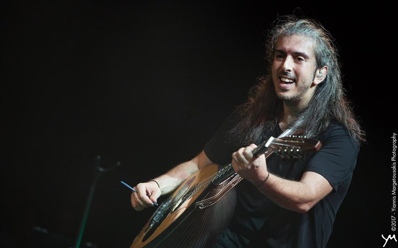 o-giannis-xaroulis-me-treis-sunaulies-sto-theatro-braxon