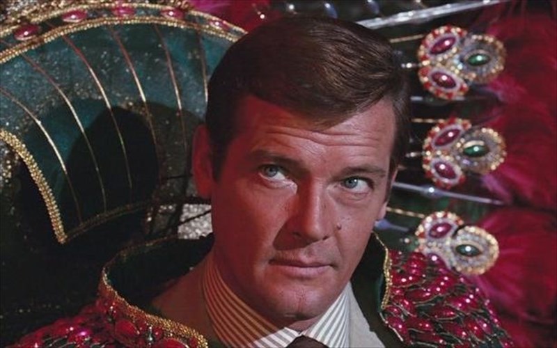 o-tzeims-mpont-apoxaireta-ton-roger-moore