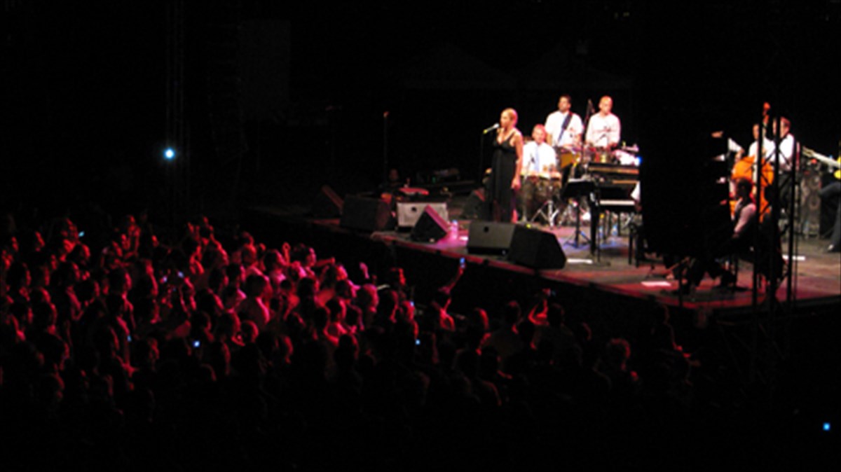 pink-martini-drosero-mousiko-cocktail-gia-mia-kauti-bradia