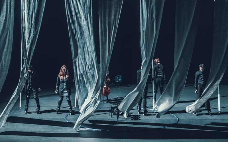 makrobouti-autognosias-kai-katharsis-sta-nera-tis-theias-koµodias