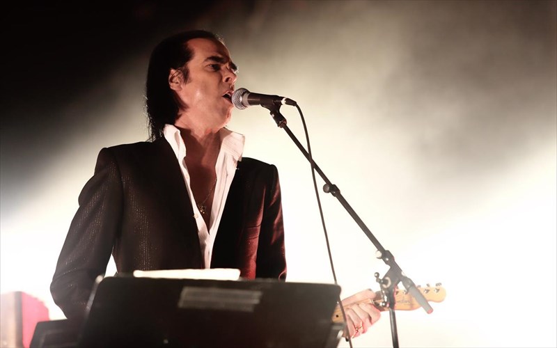 o-nick-cave-mila-gia-to-apoluto-sunaisthimatiko-xaos-meta-ton-thanato-tou-giou-tou