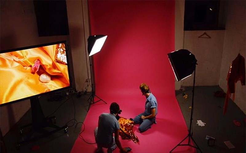 a-pool-painted-black-duo-performers-metatrepoun-kits-antikeimena-se-monotona-tragoudia