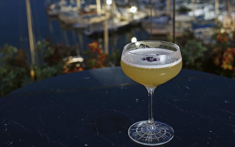 mary-pickford-gia-kokteil-kai-thalassines-geuseis-me-thea-ti-thalassa