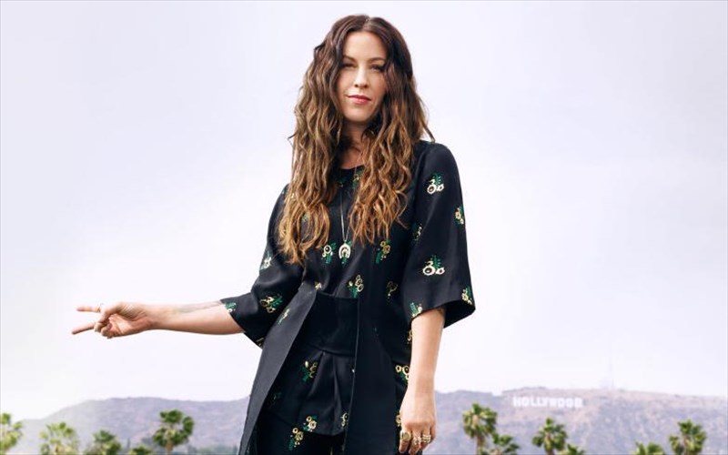 erxetai-to-2018-to-miouzikal-tis-alanis-morissette