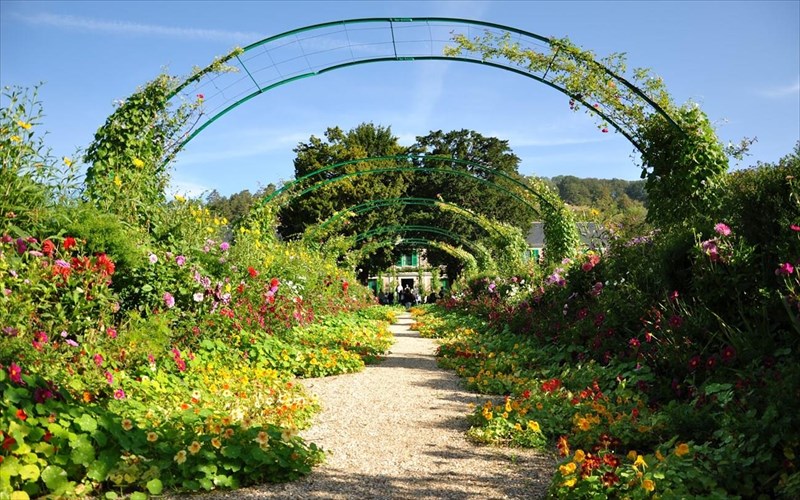 ksanazontaneuei-to-spiti-tou-monet