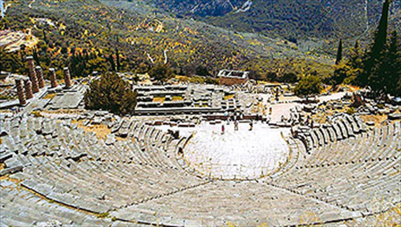 ekdilosi-sto-arxaio-theatro-ton-delfon
