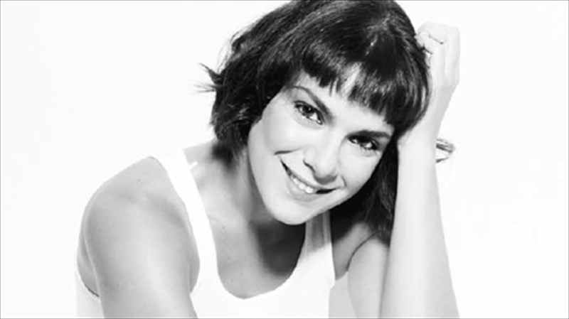 i-andriana-mpampali-sto-mousiko-proaulio-badminton