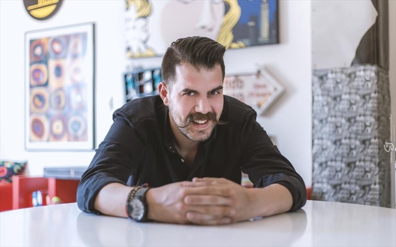 to-agori-me-ti-balitsa-apo-ton-thiaso-ilia-karella-tou-xronou-sto-theatro-kappa