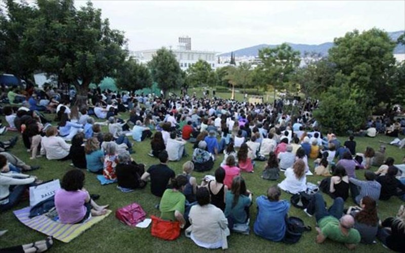 o-kipos-sto-megaro-mousikis-athinon-me-etoimo-programma-gia-to-kalokairi