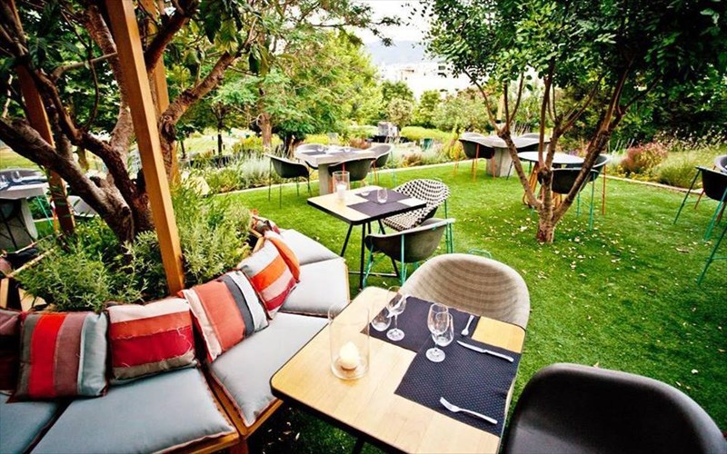 truponoume-gia-fagito-se-pente-kipous-kai-aules-tis-polis-pou-ksegelane-ton-kausona