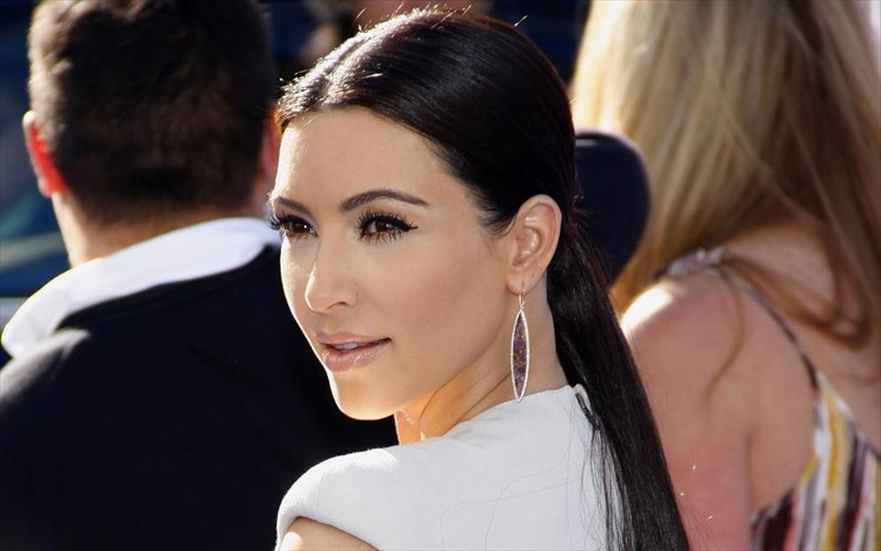 otan-i-kim-kardashian-lansarei-maskara-me-ta-arxika-tis-kim-kardashian-lansarei-maskara-me-ta-arxika-tis