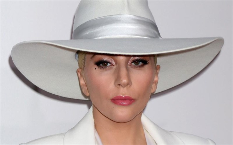 lady-gaga-kai-starbucks-enonoun-tis-dunameis-tous-gia-kalo-skopo