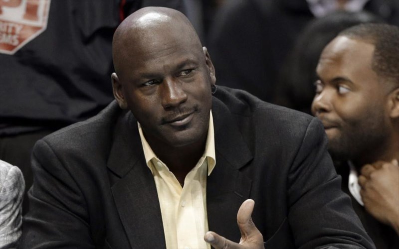 poso-rekor-gia-ta-xrusa-papoutsia-tou-michael-Jordan