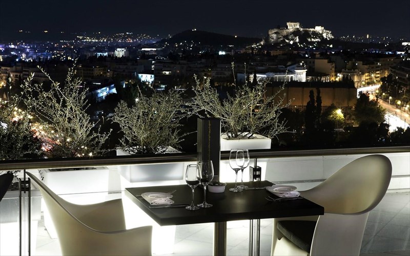 galaxy-barkairestaurant-ti-sumbainei-ston-teleutaio-orofo-tou-hilton-fetos-to-kalokairi