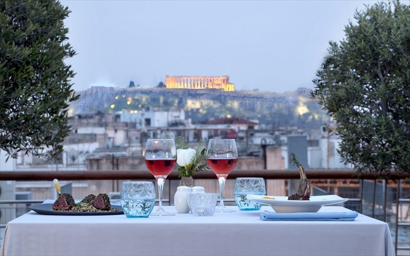 kanoume-mia-geustiki-apodrasi-sto-rooftop-tou-ksenodoxeiou-melia-athens-sto-kentro-tis-athinas