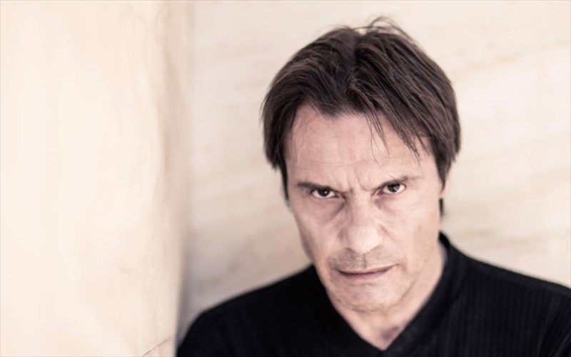 o-stratos-tzortzoglou-epistrefei-sti-skini-me-ton-sullekti