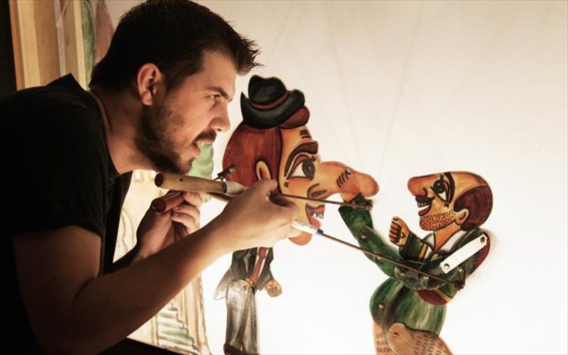 o-karagkiozis-mas-mathainei-anakuklosi-sta-sokakia-tis-plakas