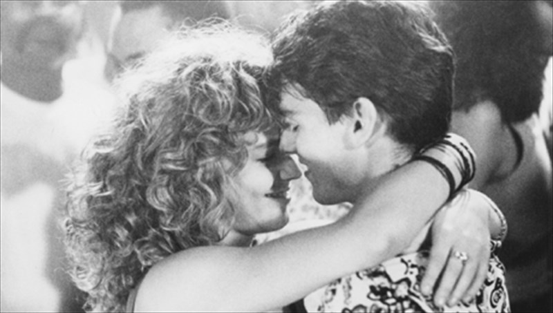 o-tom-cruise-serbirei-cocktail-stin-taratsa-tou-bios