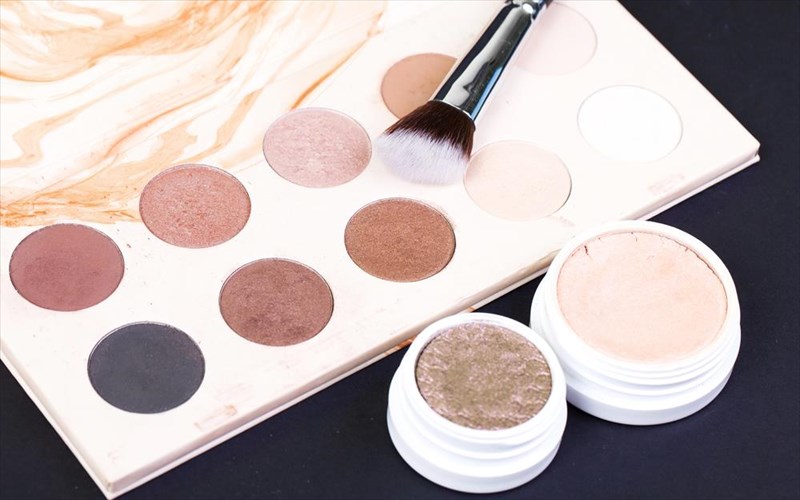 giati-to-bromiko-roz-anatrepei-tous-kanones-tis-omorfias