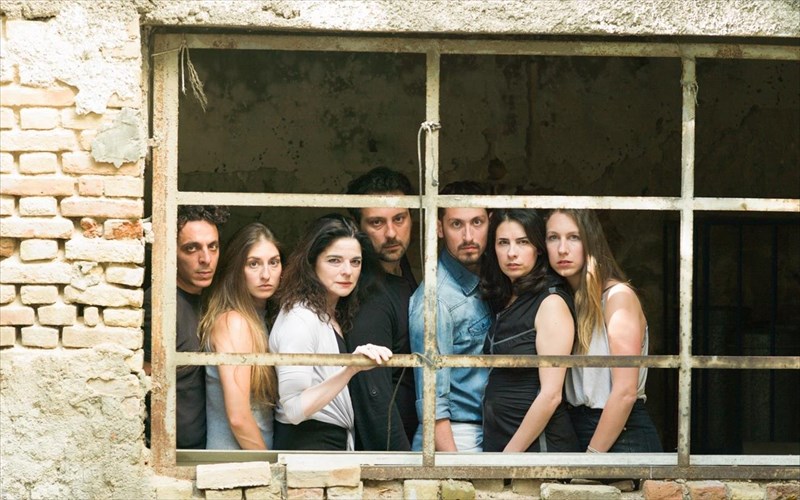 bound-to-skiniko-pou-fobatai-apo-ti-mania-papadimitriou-sto-dimotiko-theatro-peiraia