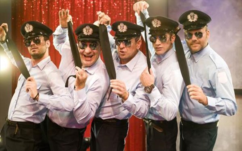 oi-antres-etoimoi-gia-ola-bgainoun-se-xeimerini-periodeia-kai-kaloun-gia-akroasi