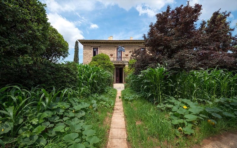 the-theater-of-disappearance-treis-tainies-tou-adrian-villar-rojas-sto-ethniko-asteroskopeio