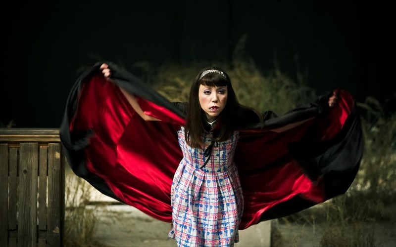 o-thrulos-tou-agiou-kartak-kai-to-mikro-louloudi-apo-tin-maria-panourgia-stin-peiraios-260