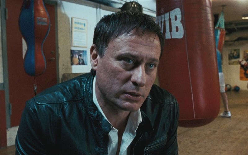 o-michael-nyqvist-apo-to-koritsi-me-to-tatouaz-efuge-se-ilikia-56-eton