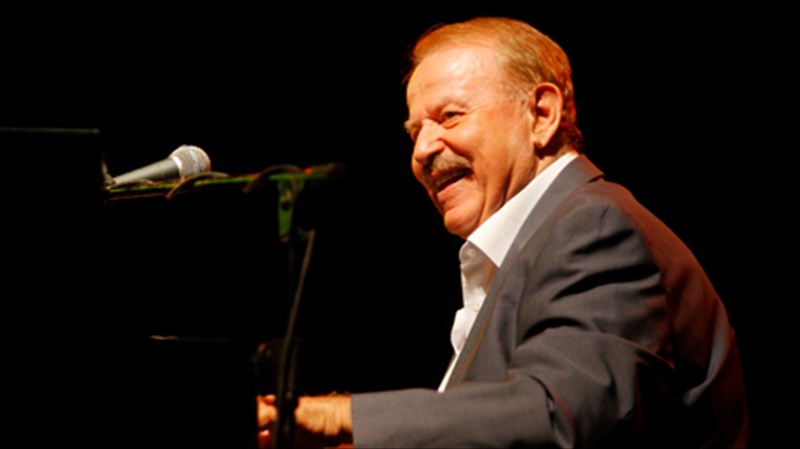 o-giannis-spanos-giortazei-ta-genethlia-tou-sto-beakeio