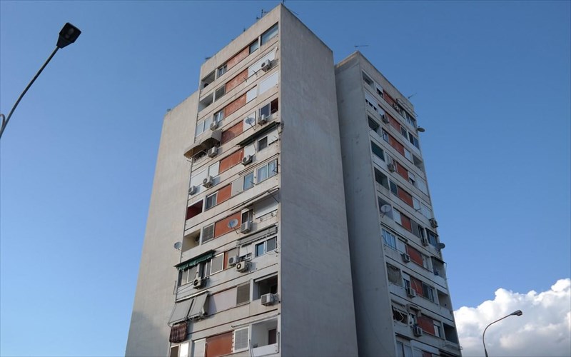 zoum-sto-dourgouti-i-geitonia-tis-stegis-mesa-apo-astikes-foto-istories