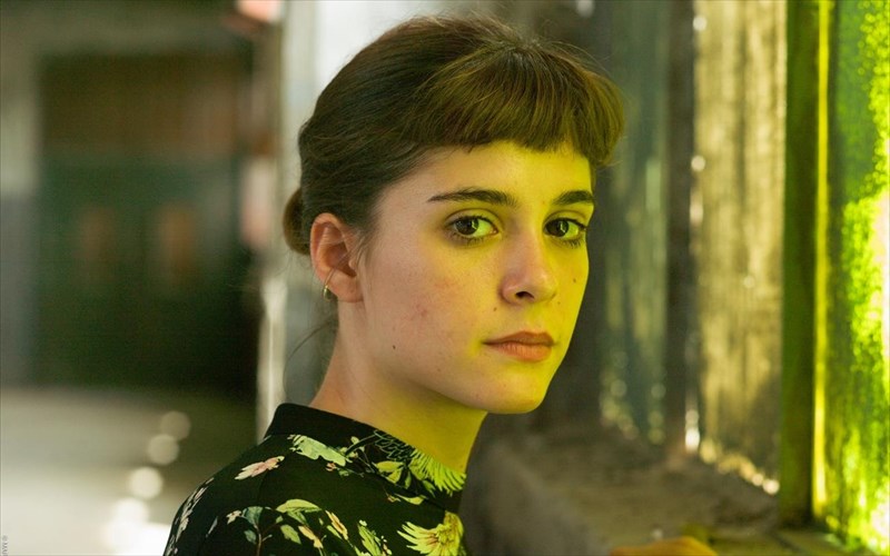 to-koritsi-pou-peftei-peftei-peftei-sto-ethniko-theatro