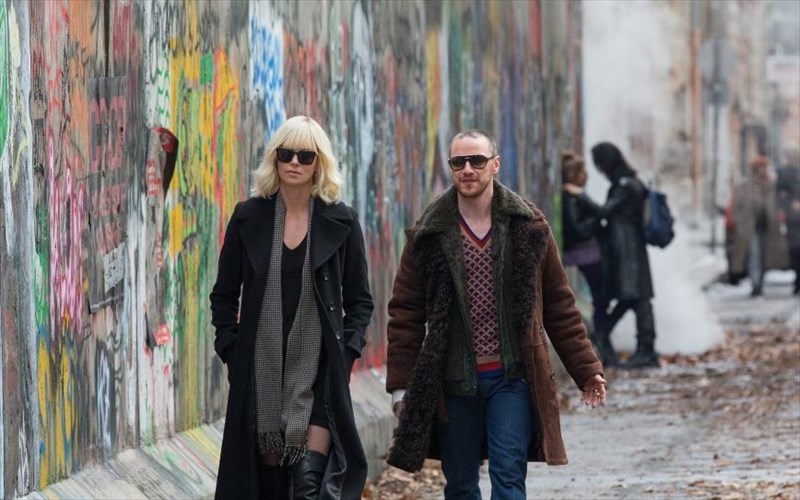 i-atomiki-ksanthia-charlize-theron-brisketai-pro-ton-pulon