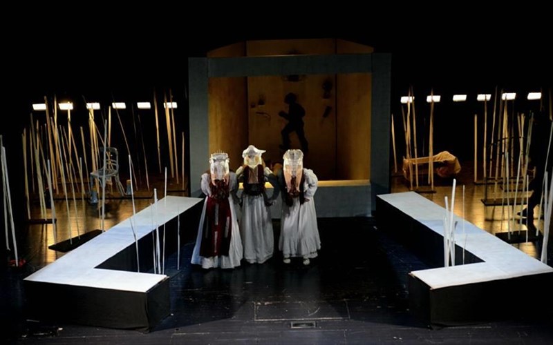 o-zitianos-tou-karkabitsa-epistrefei-sti-skini