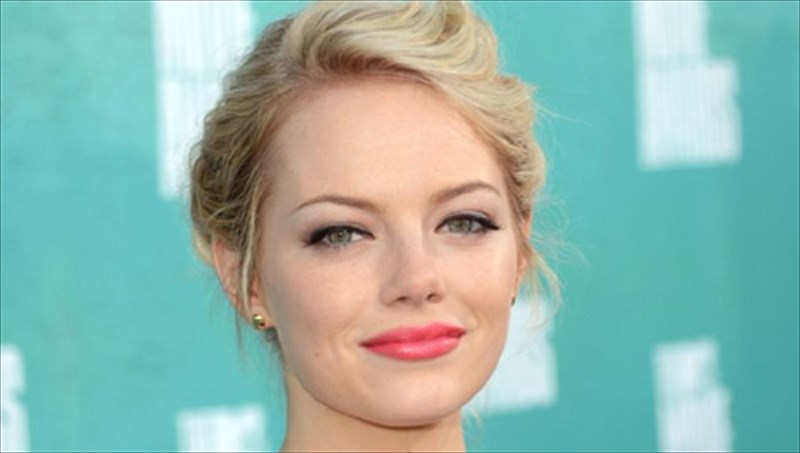 i-emma-stone-tha-mas-kanei-na-gelasoume