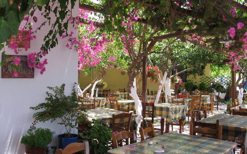 pente-agapimena-stekia-gia-fagito-stis-kuklades