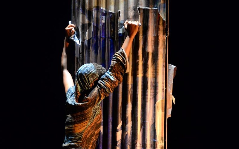 xoreuontas-gia-tis-gunaikes-pou-biosan-tin-ktinodia-tou-polemou-tis-rouanta